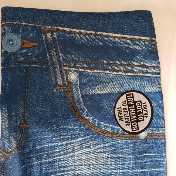 NEW! Hawaiian 2 piece T-shirt & leggings. - Picture 4 of 6